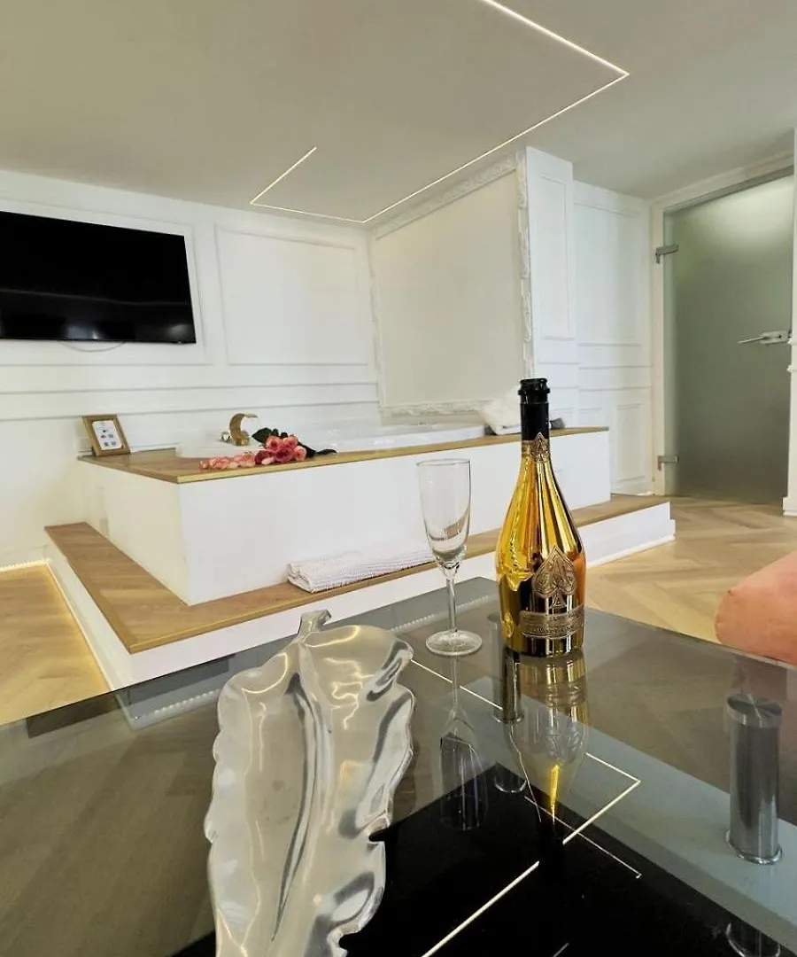 Jacuzzi Opera Suite Budapest Apartment