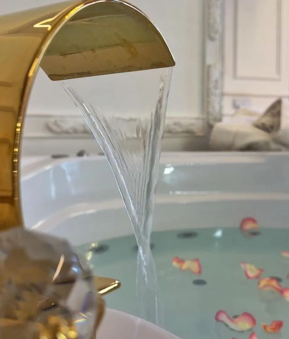 Jacuzzi Opera Suite Budapest Apartment